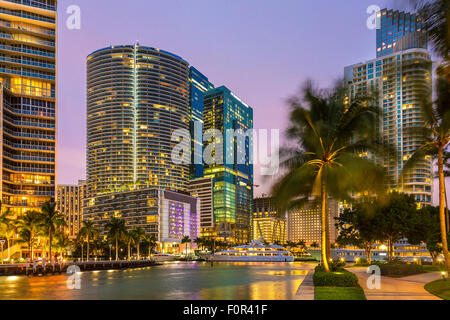 Miami Downtown, Brickell Key in der Nacht Stockfoto