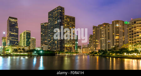 Miami Downtown, Brickell Key in der Nacht Stockfoto