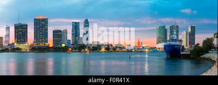 Florida, Miami Skyline in der Abenddämmerung Stockfoto