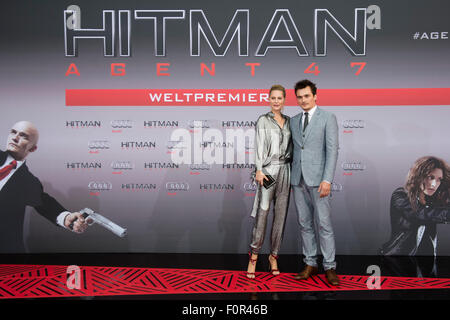 Berlin, Deutschland. 19. August 2015. Schauspieler Rupert Friend und sein Partner Aimee Mullins posieren für die Fotografen vor der Premiere des Films Killer Agent 47 im Cinestar-Kino am Potsdamer Platz in Berlin, Deutschland, 19. August 2015. Foto: Gregor Fischer/Dpa/Alamy Live News Stockfoto