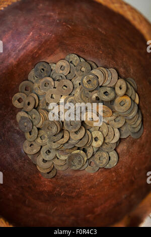 Alten chinesischen Münzprägungen in der Mündung des Batanghari Flusses, Sumatra gefunden. Stockfoto