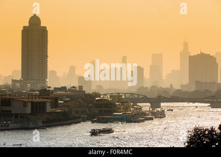 Thailand, Bangkok, Sonnenaufgang auf dem Chao Phraya River Stockfoto