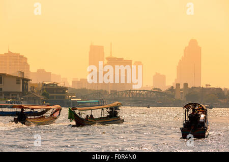 Thailand, Bangkok, Verkehr auf dem Chao Phraya River Stockfoto