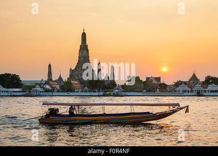 Thailand, Bangkok, Wat Arun bei Sonnenuntergang Stockfoto