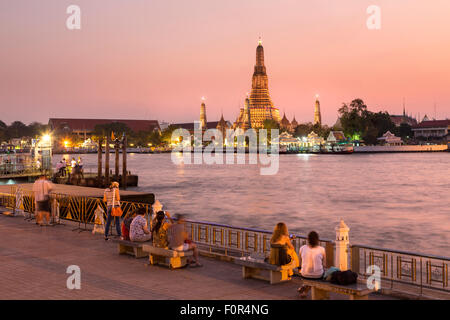 Thailand, Bangkok, Wat Arun in der Abenddämmerung Stockfoto