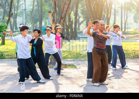 Thailand, Bangkok, Tai Chi im Lumphini-Park Stockfoto