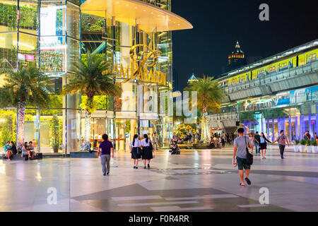 Thailand, Bangkok, Einkaufszentrum Siam Paragon in der Nacht Stockfoto