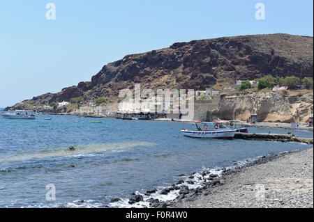 Akrotiri-Strand mit Kies und Steinen, Santorini, Griechenland. Stockfoto