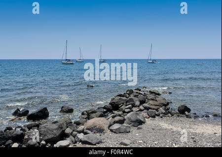 Akrotiri-Strand mit Kies und Steinen, Santorini, Griechenland. Stockfoto