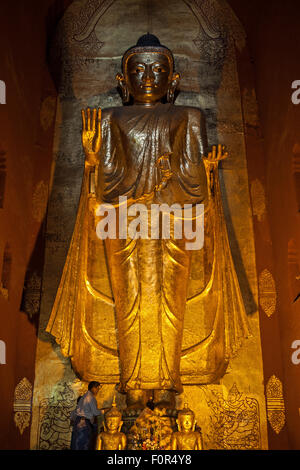 Stehende vergoldeten Buddha, Buddha-Statue, Ananda Tempel, Bagan, Mandalay-Division, Myanmar Stockfoto