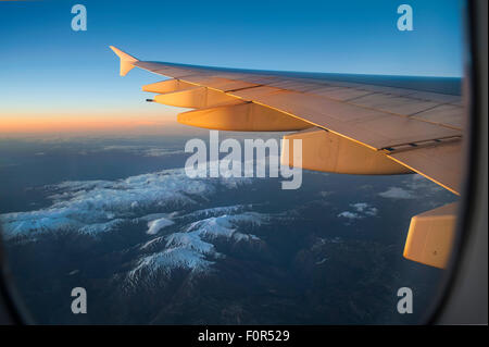 Tragfläche eines Airbus A380-800 über verschneite Berge, Balkan-Gebirge Stockfoto