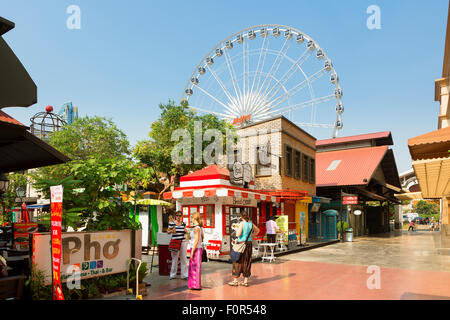 Menschen-Shop im Asiatique der Riverfront. Welches ist die neueste Bangkok Night Market, eröffnet im Mai 2012 Stockfoto