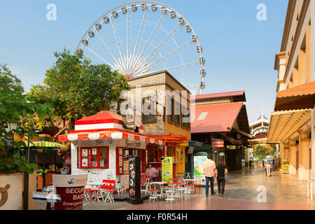 Menschen-Shop im Asiatique der Riverfront. Welches ist die neueste Bangkok Night Market, eröffnet im Mai 2012 Stockfoto