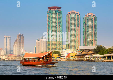 Thailand, Bangkok, Verkehr auf dem Chao Phraya river Stockfoto