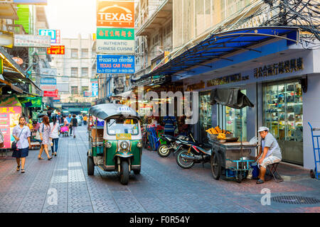 Bangkok, Chinatown Bezirk, Thanon Phadungdao Street Stockfoto