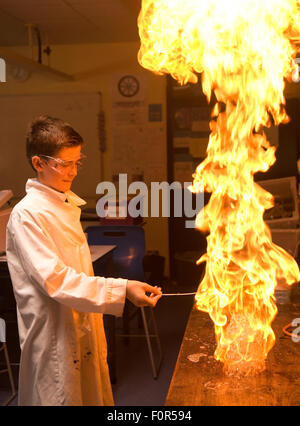 Männlichen sekundären Schüler eine Wissenschaft Experiment im Labor, Surrey, Großbritannien. Stockfoto