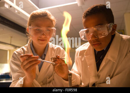 Schüler Unternehmen eine Wissenschaft experimentieren im Labor, Surrey, UK. Stockfoto