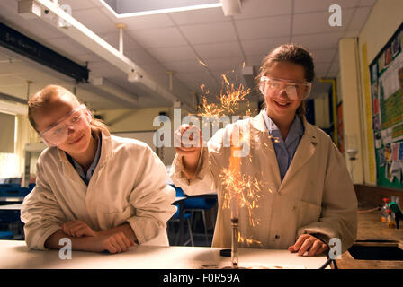 Schüler Unternehmen eine Wissenschaft experimentieren im Labor, Surrey, UK. Stockfoto