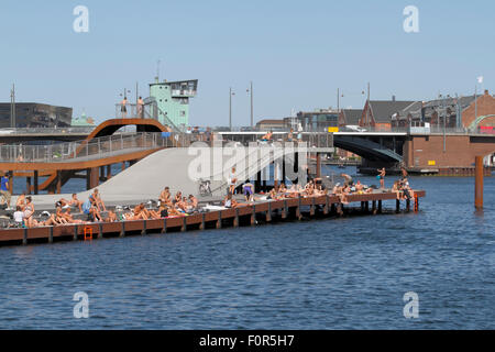 Kalvebod Bølge, Kalvebod Wellen, im inneren Hafen von Kopenhagen. Eine aufregende Pier-Struktur, die bei Kalvebod Brygge auf und ab winkt. High Dive. Stockfoto