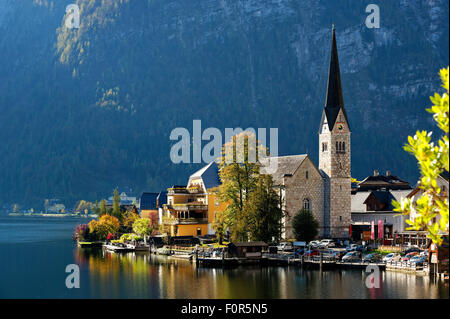 Blick auf Hallstatt mit Kirche, Hallstättersee, Salzkammergut, ein UNESCO-Weltkulturerbe, Hallstatt Dachstein, Salzkammergut Stockfoto