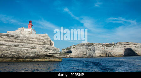 Kreide Klippen, Leuchtturm und Cave St. Antoine, Bonifacio, Korsika, Frankreich Stockfoto