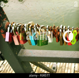 Liebesschlösser an einer Brücke gesperrt: das Schloss, Symbol der ewigen Liebe, hat in der Regel die liebsten Namen oder Initialen auf es eingeschrieben Stockfoto