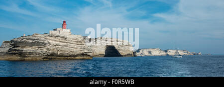 Kreide Klippen, Leuchtturm und Cave St. Antoine, Bonifacio, Korsika, Frankreich Stockfoto