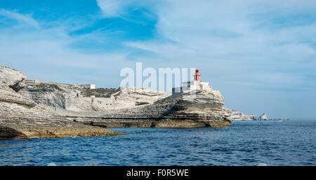 Kreide Klippen und Leuchtturm, Bonifacio, Korsika, Frankreich Stockfoto