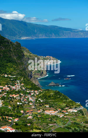 Nord Küste mit dem Dorf von Arco de Sao Jorge, Madeira, Portugal Stockfoto