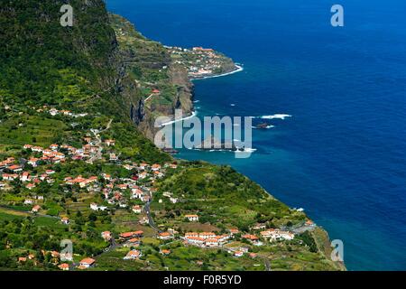 Nord Küste mit dem Dorf von Arco de Sao Jorge, Madeira, Portugal Stockfoto