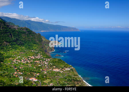 Nord Küste mit dem Dorf von Arco de Sao Jorge, Madeira, Portugal Stockfoto