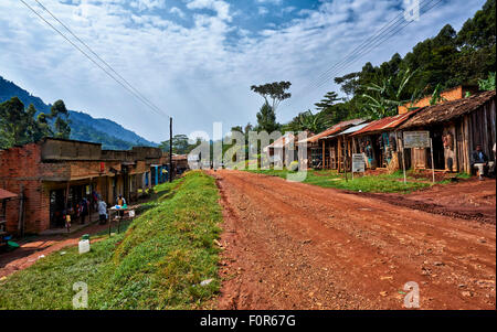 Straße mit handwerklichen Geschäften, Buhoma, Bwindi Impenetrable National Park, Uganda, Afrika Stockfoto