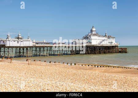 Der Pier und Strand, Eastbourne, East Sussex, England Stockfoto