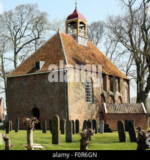 Thesinge. April-20-2014. Kloster Kirche (Saint-Felicitas) mit Grabsteinen aus 1250 in Thesinge. Niederlande Stockfoto