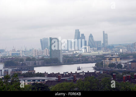 London, UK. 20. August 2015. Touristen genießen Sie den Ausblick von einem grauen Canary Wharf. Bildnachweis: JOHNNY ARMSTEAD/Alamy Live-Nachrichten Stockfoto