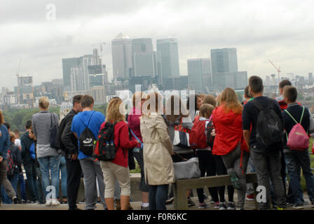 London, UK. 20. August 2015. Touristen genießen Sie den Ausblick von einem grauen Canary Wharf. Bildnachweis: JOHNNY ARMSTEAD/Alamy Live-Nachrichten Stockfoto