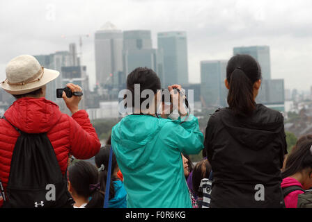 London, UK. 20. August 2015. Touristen genießen Sie den Ausblick von einem grauen Canary Wharf. Bildnachweis: JOHNNY ARMSTEAD/Alamy Live-Nachrichten Stockfoto