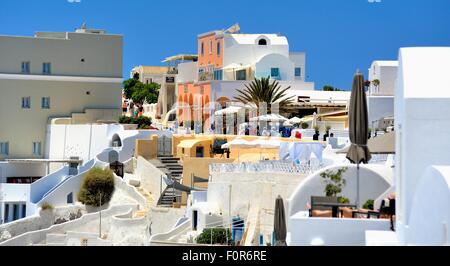 Gebäude im Dorf Oia Santorini Griechenland Stockfoto