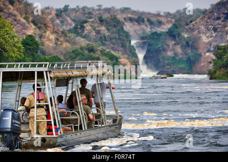 touristischen Schiff am Nil vor Murchison Falls, Murchison Falls National Park, Uganda, Afrika Stockfoto