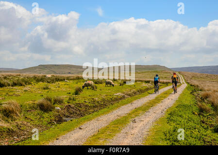 Zwei Radfahrer auf einer Strecke in der Bowland Fells Lancashire verschieden bekannt als Salter Weg fiel Salter Road oder Hornby Road Stockfoto