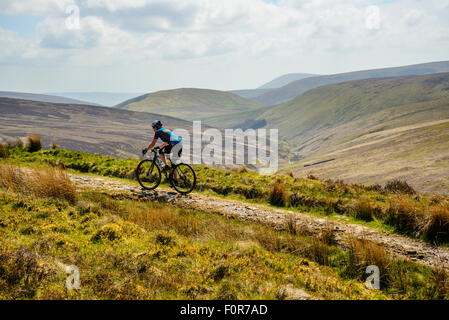 Weibliche Radfahrer auf einer Strecke in der Bowland Fells Lancashire verschieden bekannt als Salter Weg fiel Salter Road oder Hornby Road Stockfoto