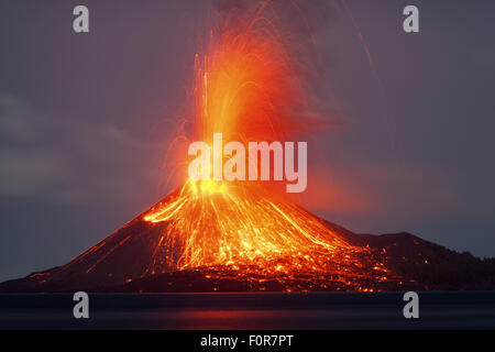 Starke nächtliche Vulkanausbruch von Anak Krakatau Vulkan, Sunda-Straße, Indonesien Stockfoto