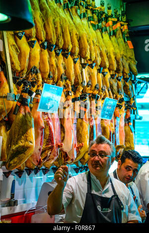 Mitarbeiter am Metzger stand im Mercado de San Miguel Madrid Spanien Stockfoto