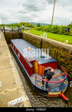 Narrowboat im Schloss bei Bank Newton auf die Leeds und Liverpool Canal in der Nähe von Skipton North Yorkshire Stockfoto