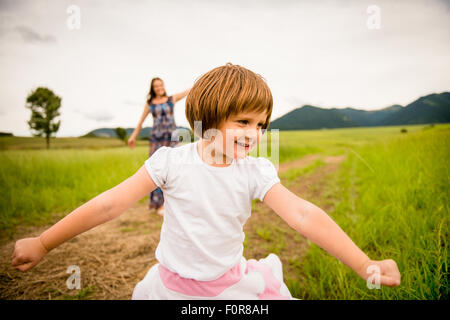 Mutter und Kind Spaß haben und tanzen im Freien in der Natur Stockfoto