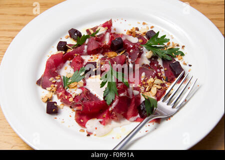 Cecina mit rote Beete und Mandelsoße Stockfoto