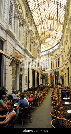 Cafés in Pasajul Macca-Vilacrosse Arcade, in Bukarest, Rumänien Stockfoto