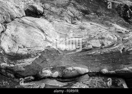 Metamorpher Felsstrukturen in geologischen Aufschlüssen unterhalb der Briksdalsbreen-Gletscher, Olden, Norwegen. Stockfoto