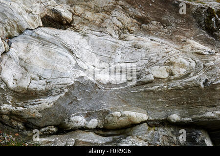 Metamorpher Felsstrukturen in geologischen Aufschlüssen unterhalb der Briksdalsbreen-Gletscher, Olden, Norwegen. Stockfoto