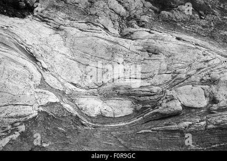 Metamorpher Felsstrukturen in geologischen Aufschlüssen unterhalb der Briksdalsbreen-Gletscher, Olden, Norwegen. Stockfoto